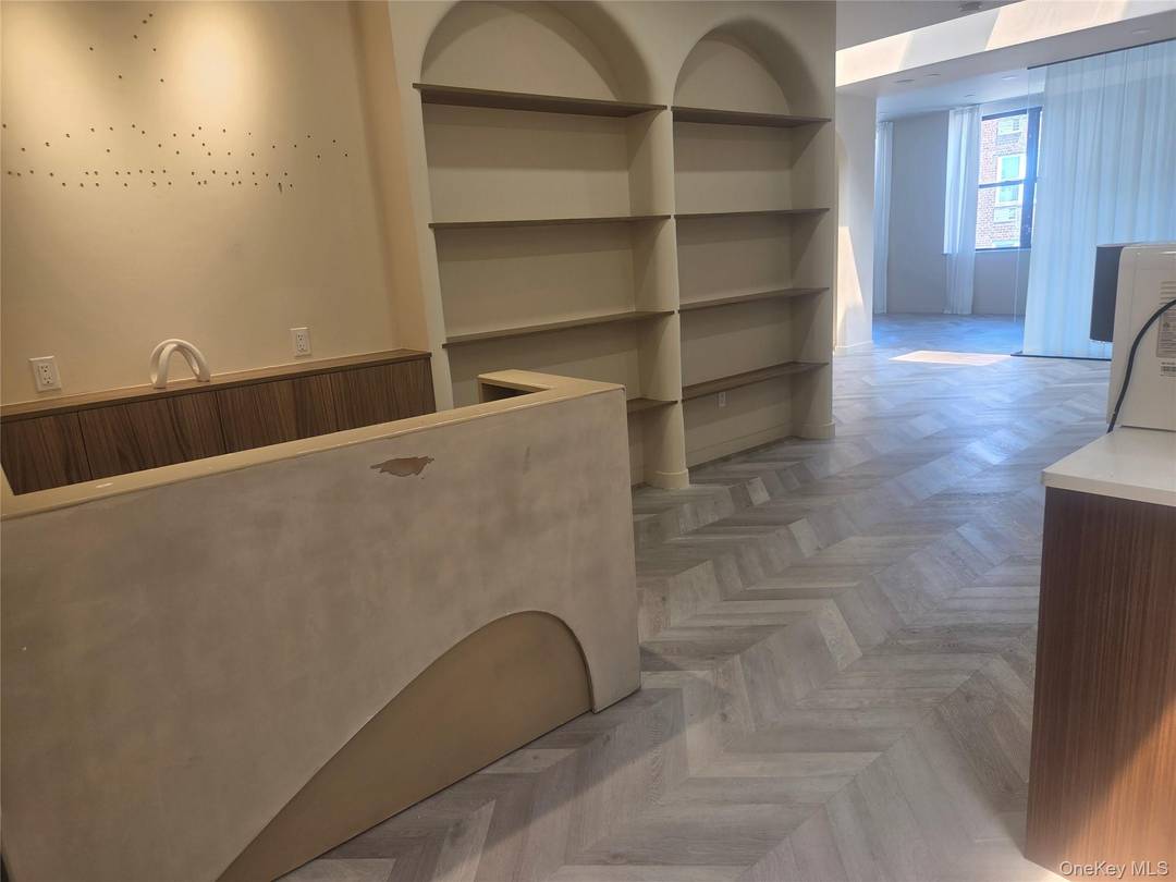 PRIME LOCATION ON BELL BLVD.