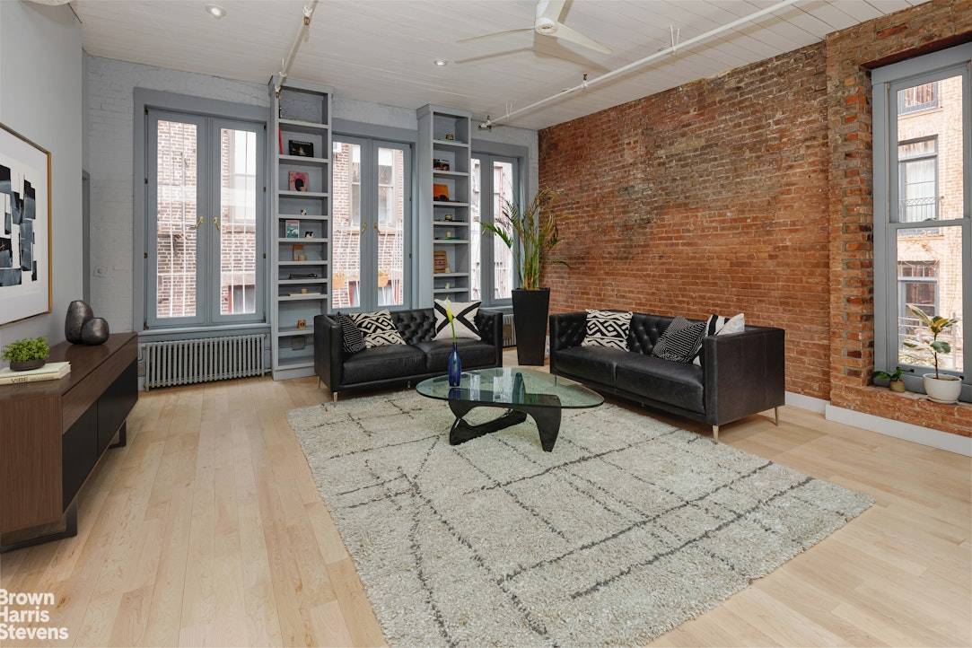 This rarely available 3 bedroom Penthouse Loft with a private roof is an immaculate blend of luxury finishes and authentic Tribeca heritage.