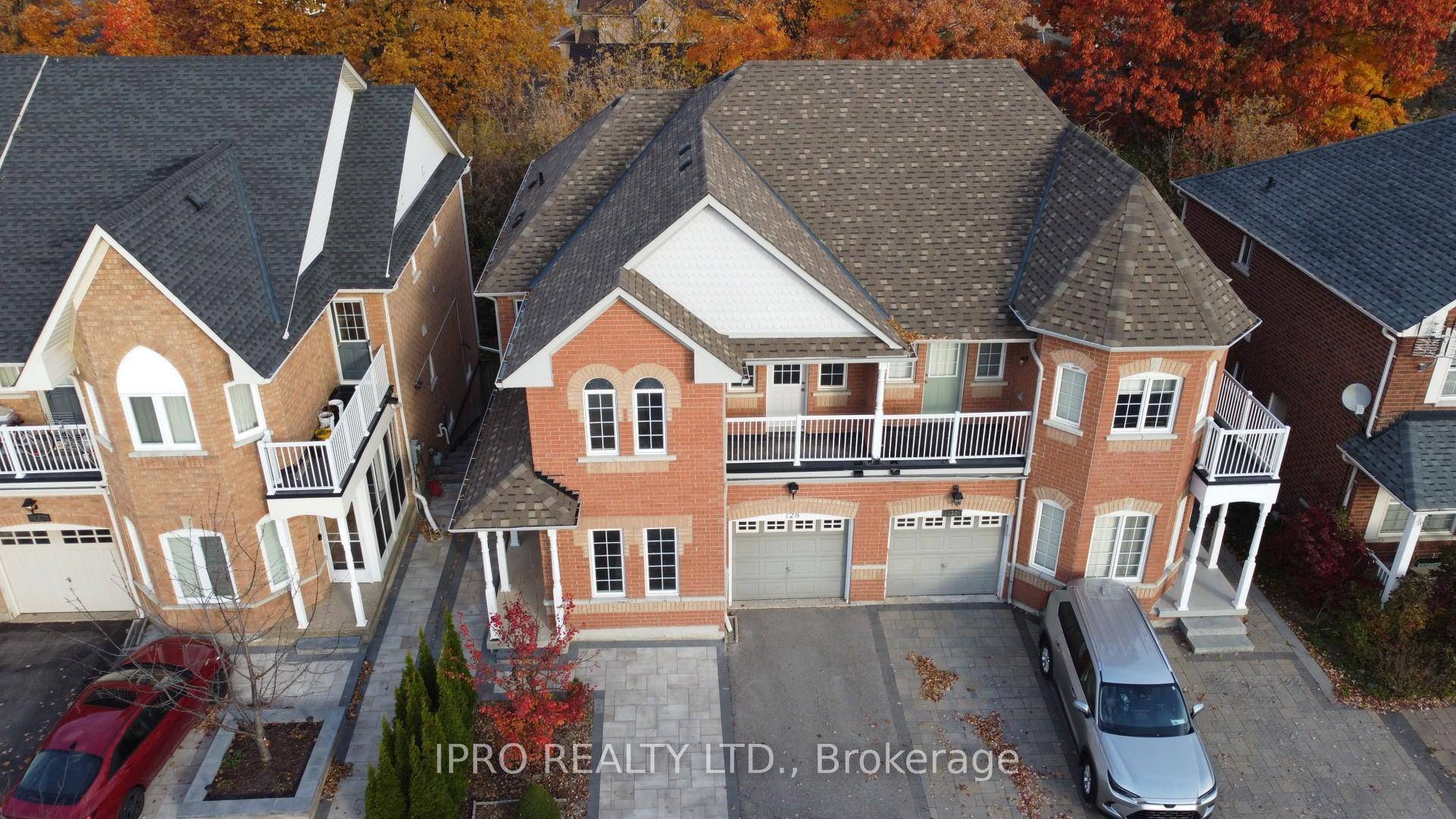 Stunning property in Oak Ridges, steps from walking trails, parks amp ; Lake Wilcox community center.