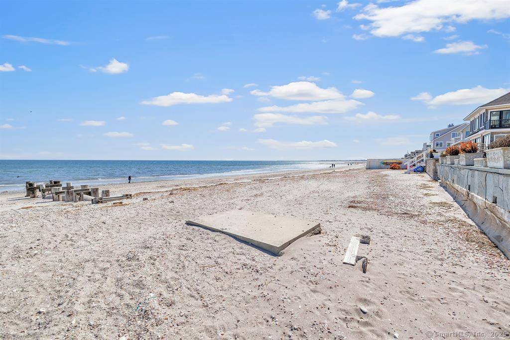 Beach living in Wildemere Beach !