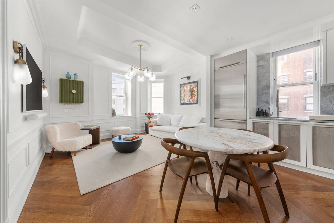 A Modern Classic at the Iconic Chatsworth This turnkey, elegantly appointed split two bedroom, two bath residence seamlessly blends prewar grandeur with modern design in one of the Upper West ...
