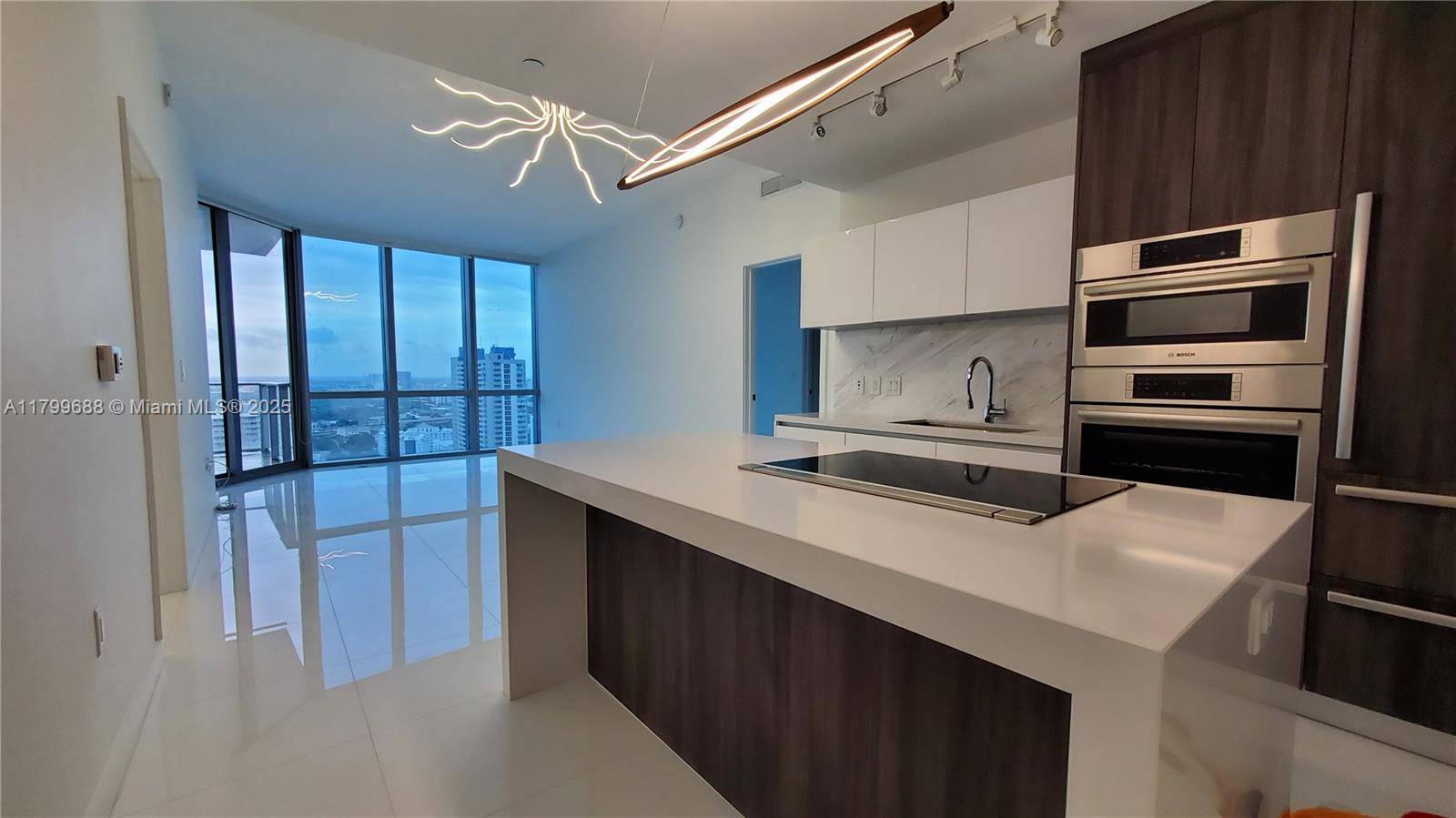 RESIDENCE AT PARAMOUNT WORLDCENTER WITH THE BEST AMENITIES IN MIAMI !