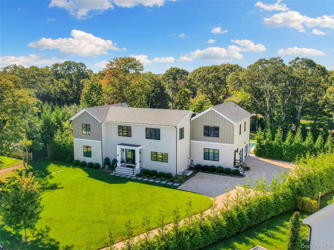 A modern sanctuary in Quogue Discover an exquisite fusion of modern design, advanced technology, and effortless coastal living in this exceptional residence.