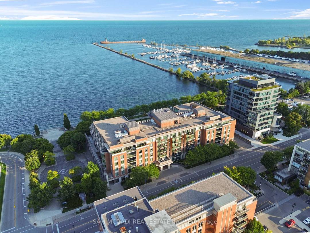 Experience lakeside living at its finest in the sought after Port Credit community.