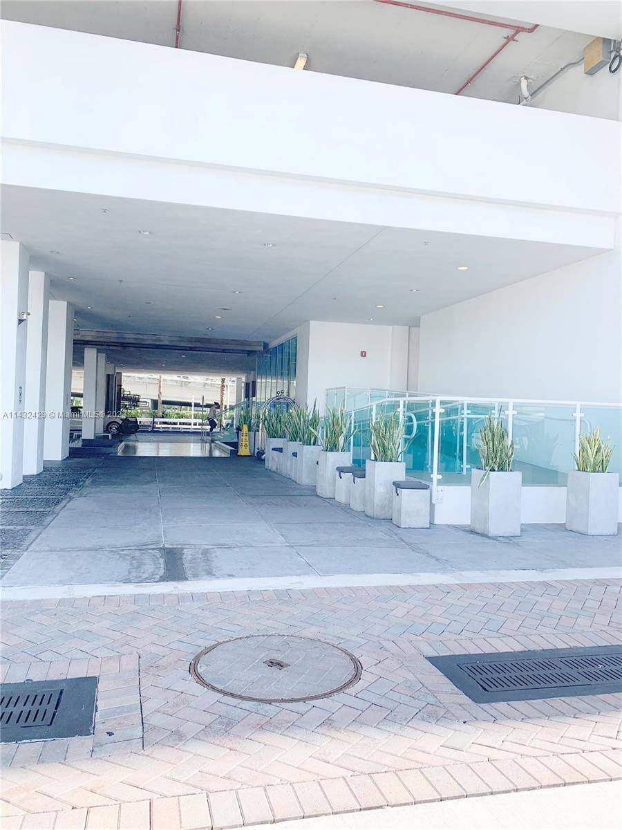 Must see this spectacular Condo in the prestige Sunny Isles in a very luxury building with 2 bedeoom, 2 bath, italian kitchen with top of the line appliances, enjoy the ...