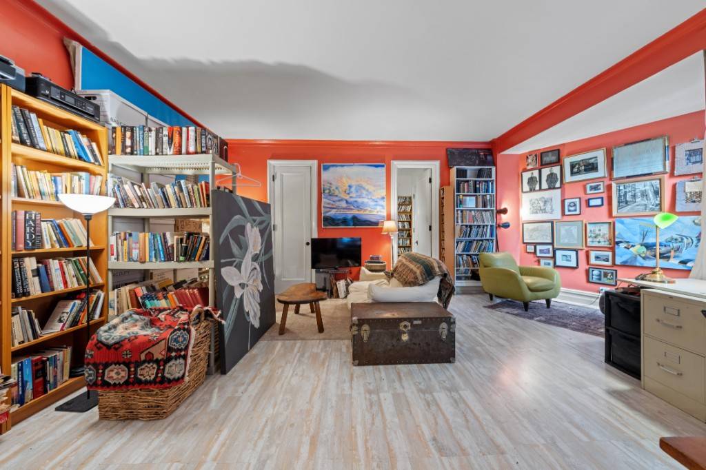 Washington Heights Quiet retreat in renowned Audubon Park Historic District.