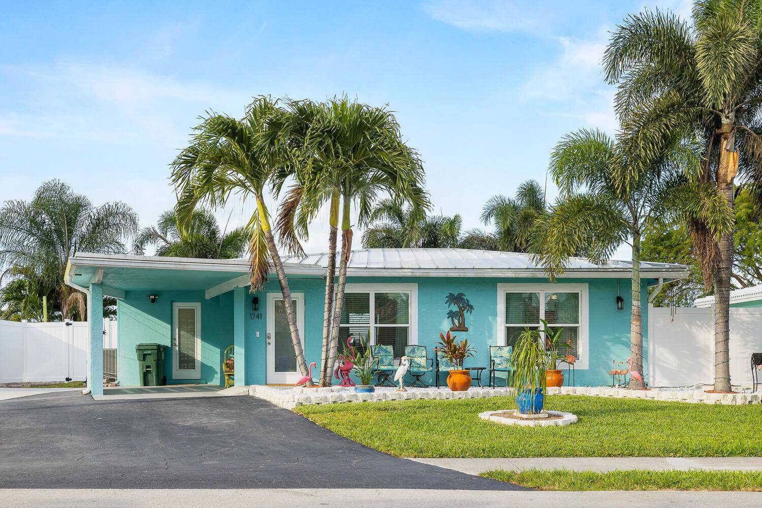 Spectacular waterfront luxury home !
