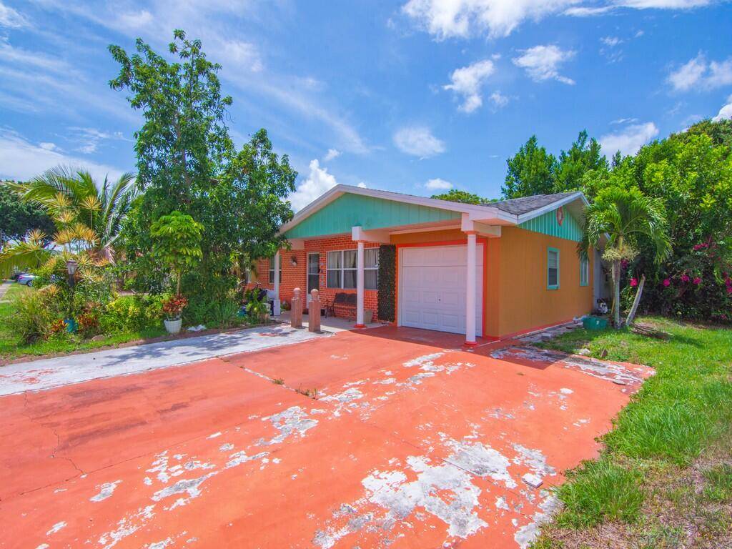 Reimagine and redesign this CBS home with 1, 580 sq ft, 3 spacious beds, 2 full baths with a huge closed in Florida room all under air.
