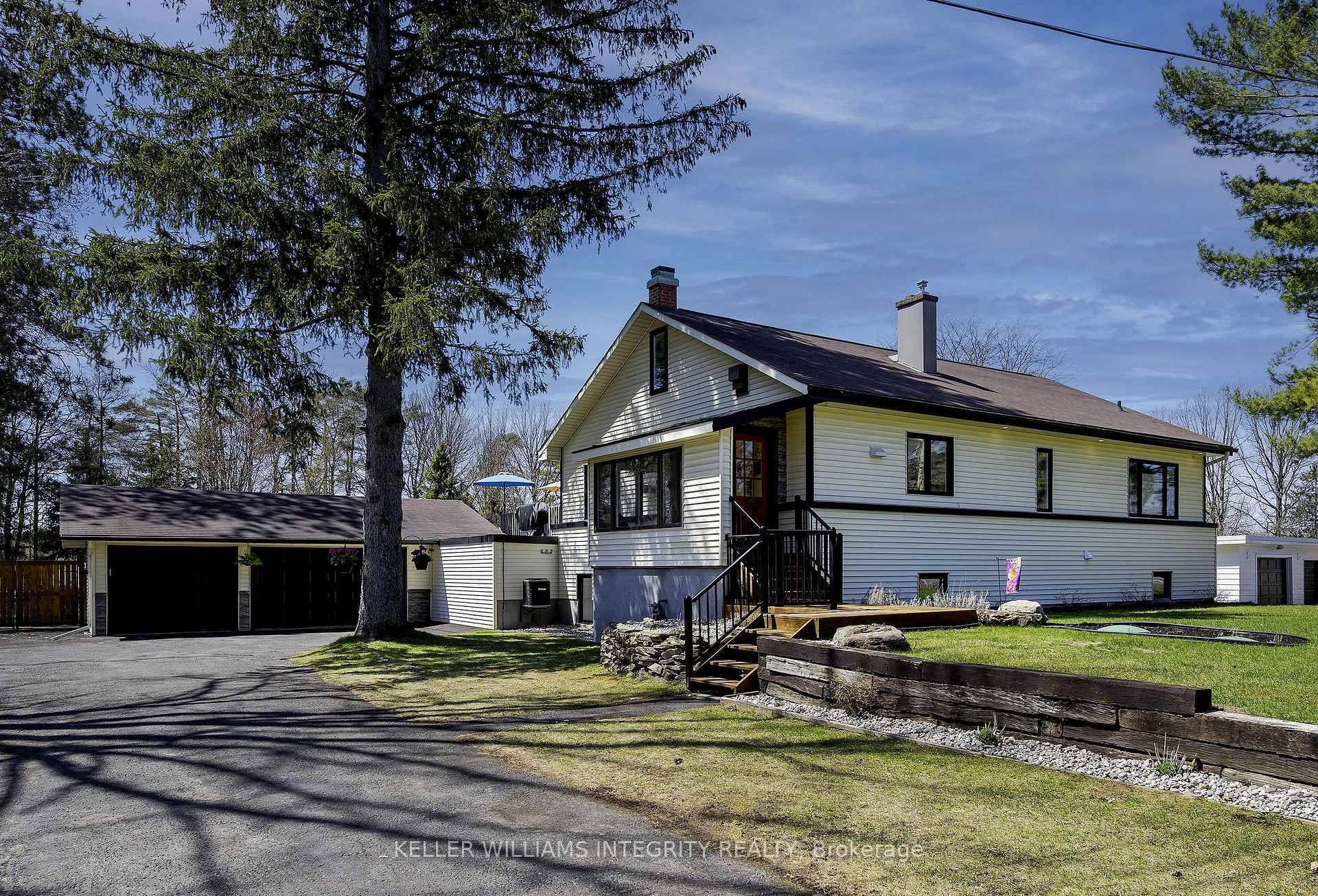 Turnkey Home with In Law Suite in Sought After Manotick Station No Rear Neighbours !