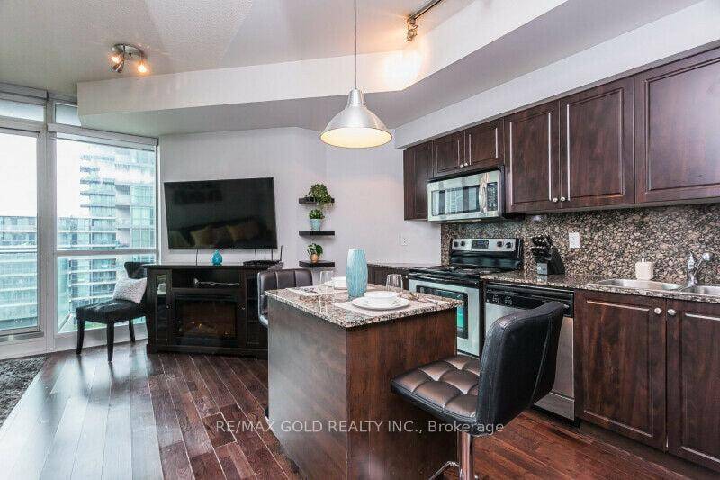 Modern And Stylish 1 Bedroom Condo Available At 215 Fort York Blvd In The Heart Of Downtown Toronto !