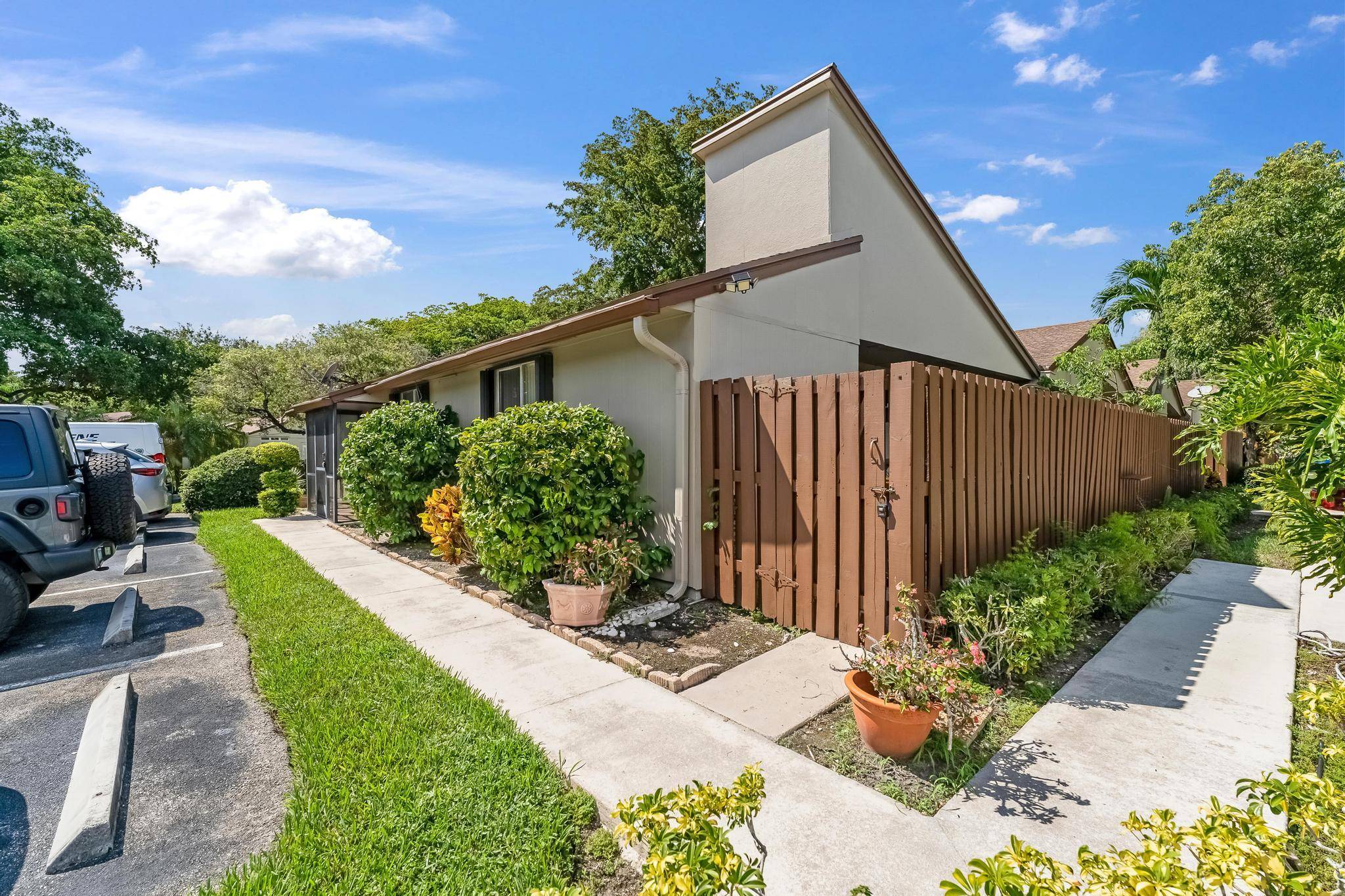Beautiful end unit villa in a desirable Boca Raton community !