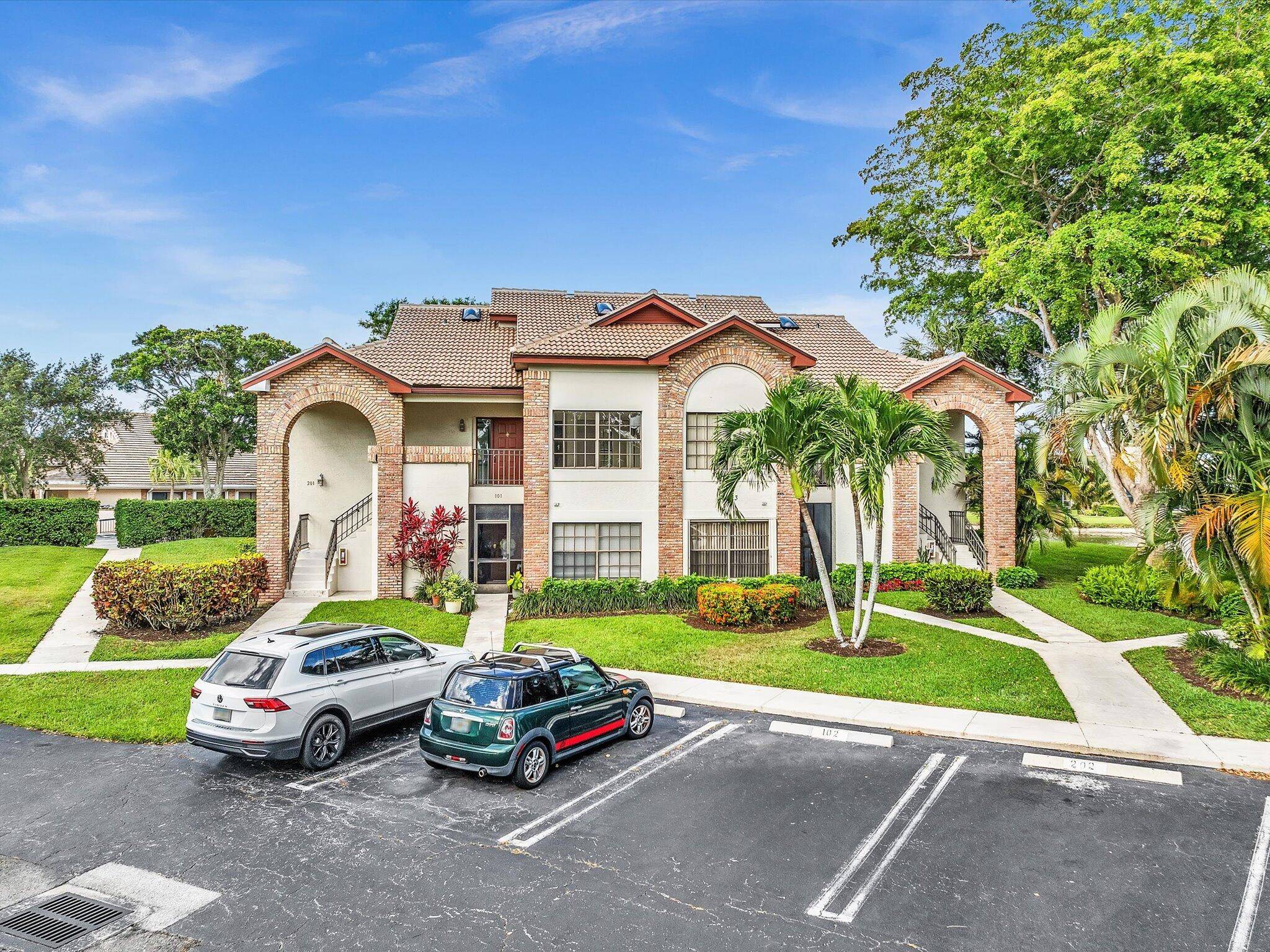 Lovely 1st floor condo with serene lake view !