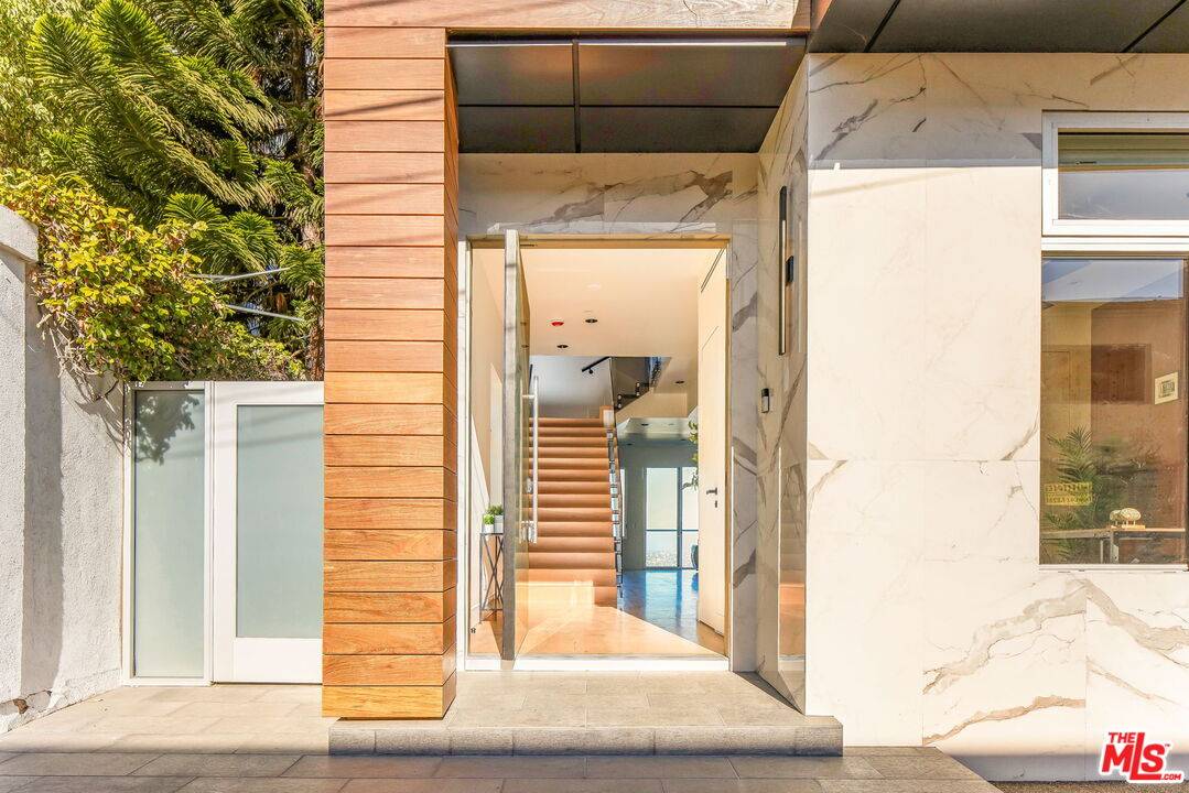 1610   Viewmont Dr 5BR Sunset Strip La