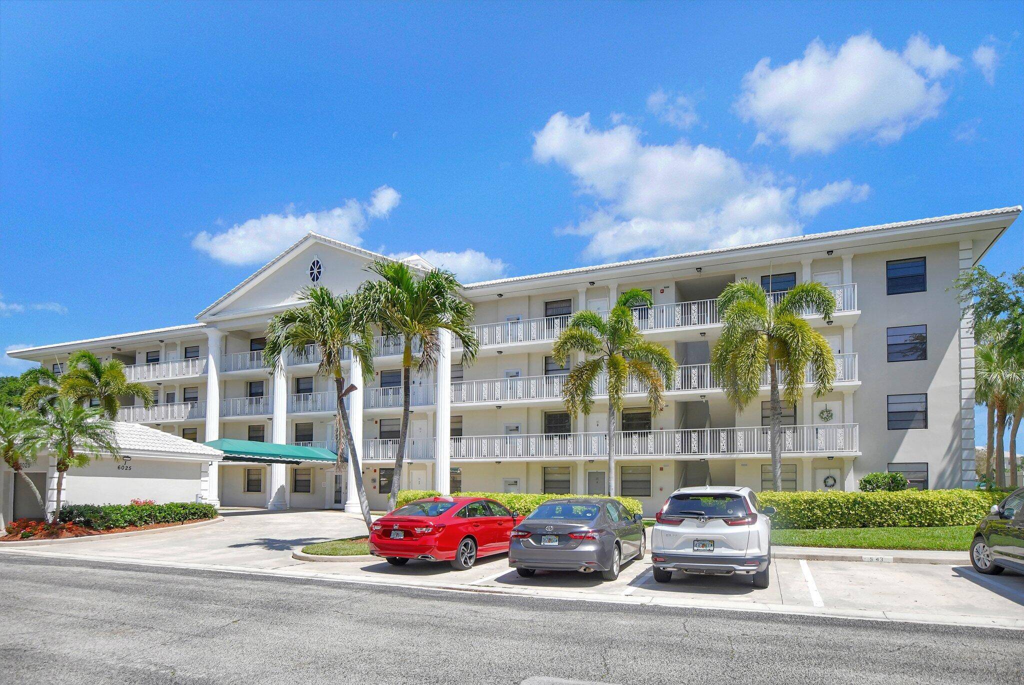 This beautifully well maintained condo is the perfect blend of comfort and convenience !
