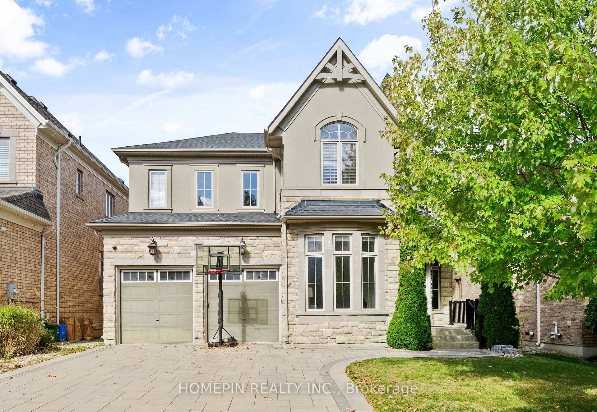 A Stunning Family Home on a Quiet Cul de Sac Backing Onto a Ravine !