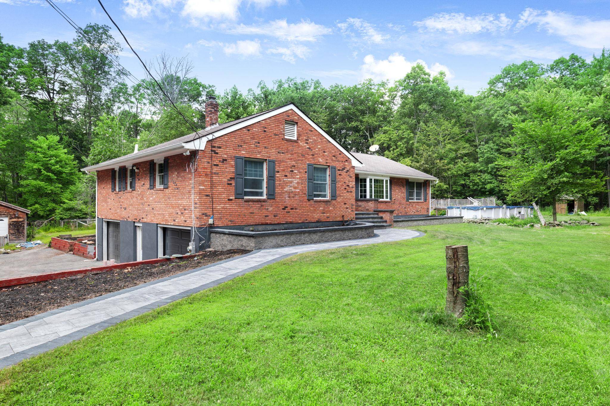 Welcome to 61 Benneywater set on a no outlet road located in the town of Greenville with in the Minisink Valley School district.