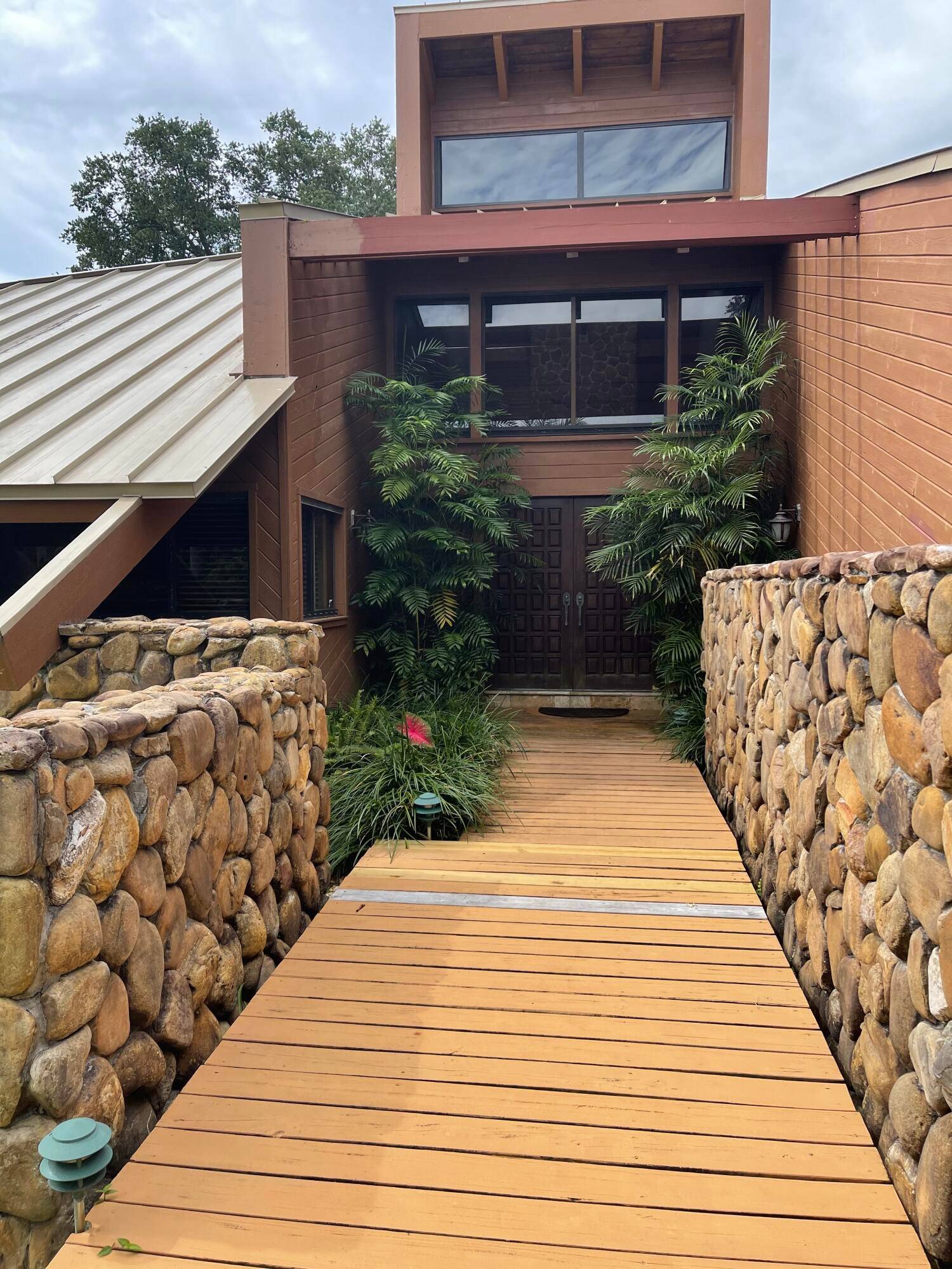 Welcome Home to your private country oasis !