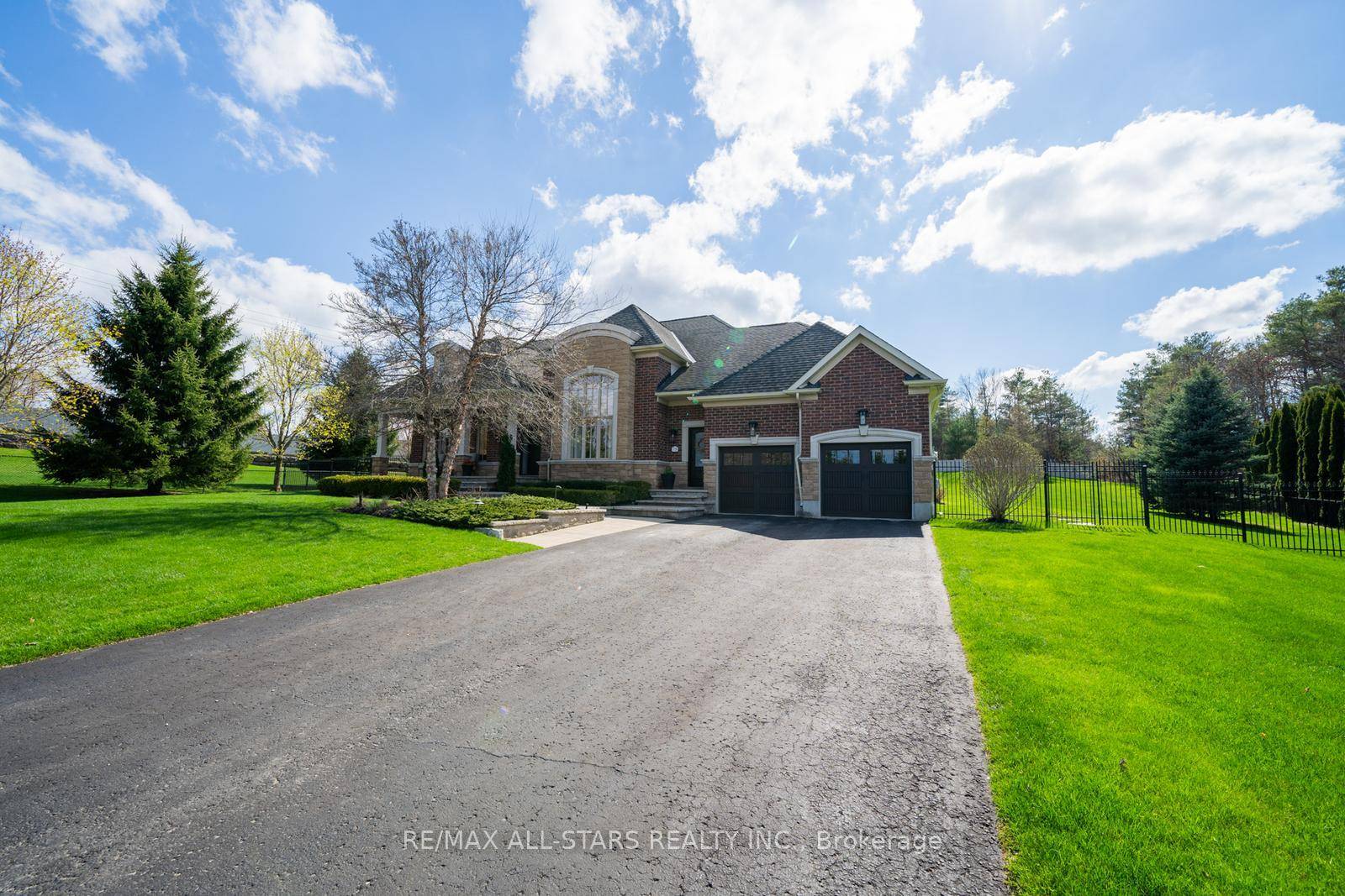Welcome to The Estates of Wyndance an exclusive gated community built around a ClubLink golf course amp ; surrounded by the natural beauty of the Oak Ridges Moraine.