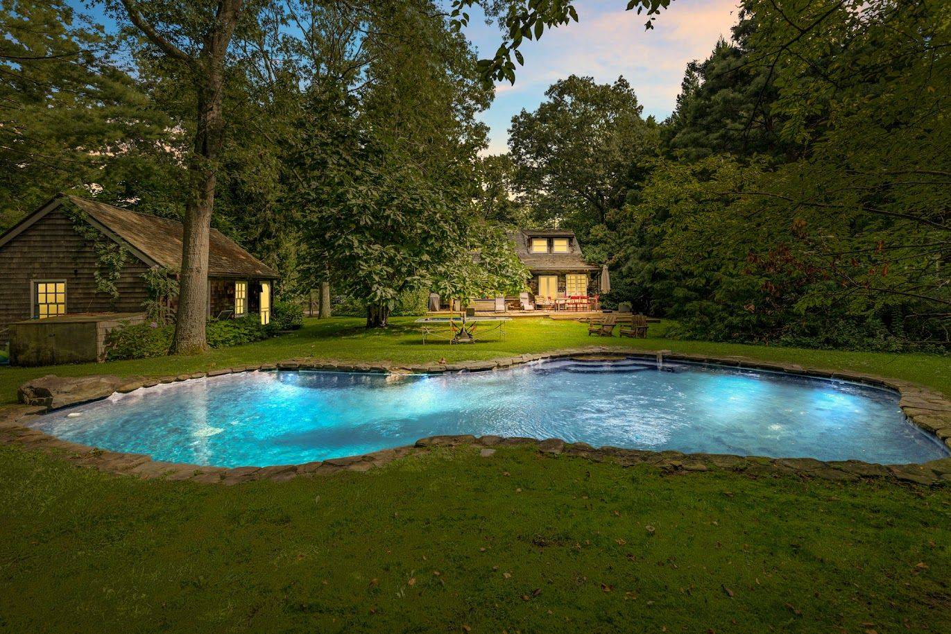 East Hampton Cottage with Gunite Pool & Pool House Village Fringe
