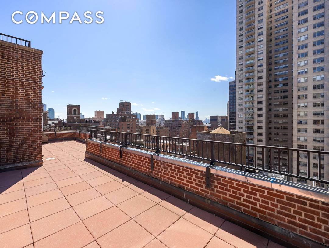 Wrapped in over 1, 400 square feet of private terrace space, this one bedroom residence offers open views in every direction and a seamless indoor outdoor experience seldom found in ...