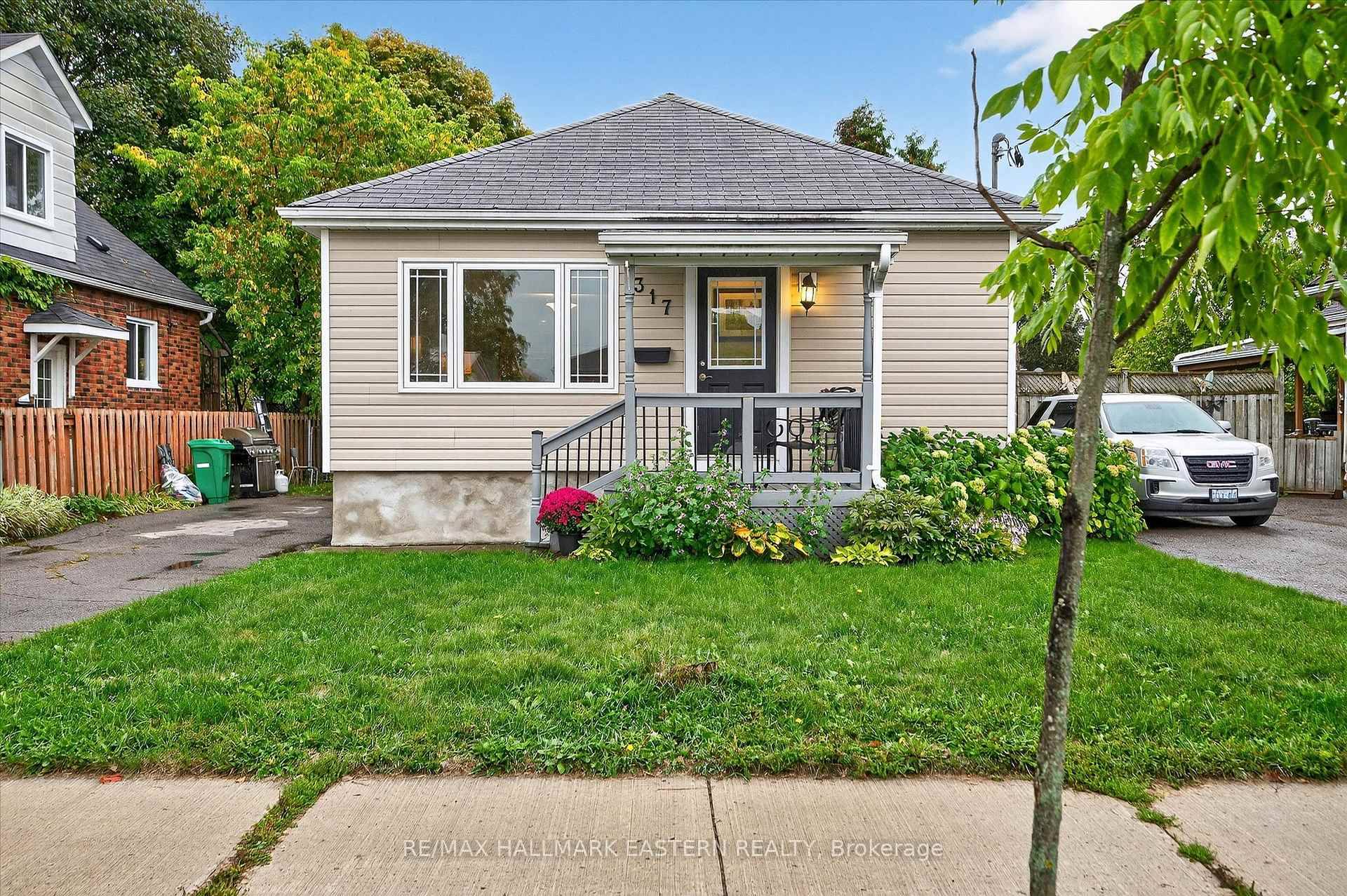Bright amp ; Cozy 2 1 Bedroom Bungalow This clean and welcoming south end 2 1 bedroom bungalow is full of charm and convenience.