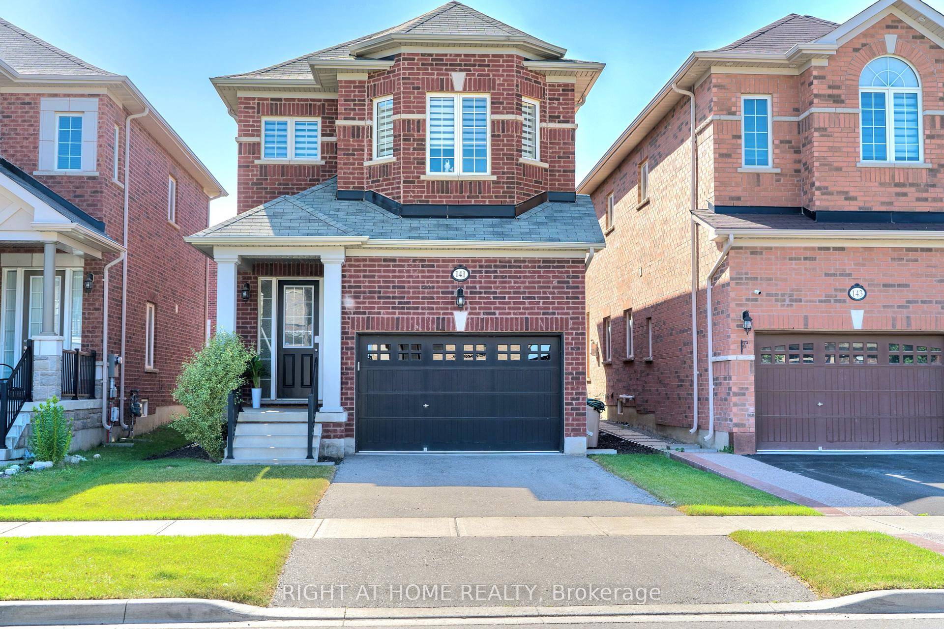 Conveniently Nestled In Family Friendly Neighbourhood, Just A Quick Stroll From Shopping Plaza And A Short Driving To Go Train Station.