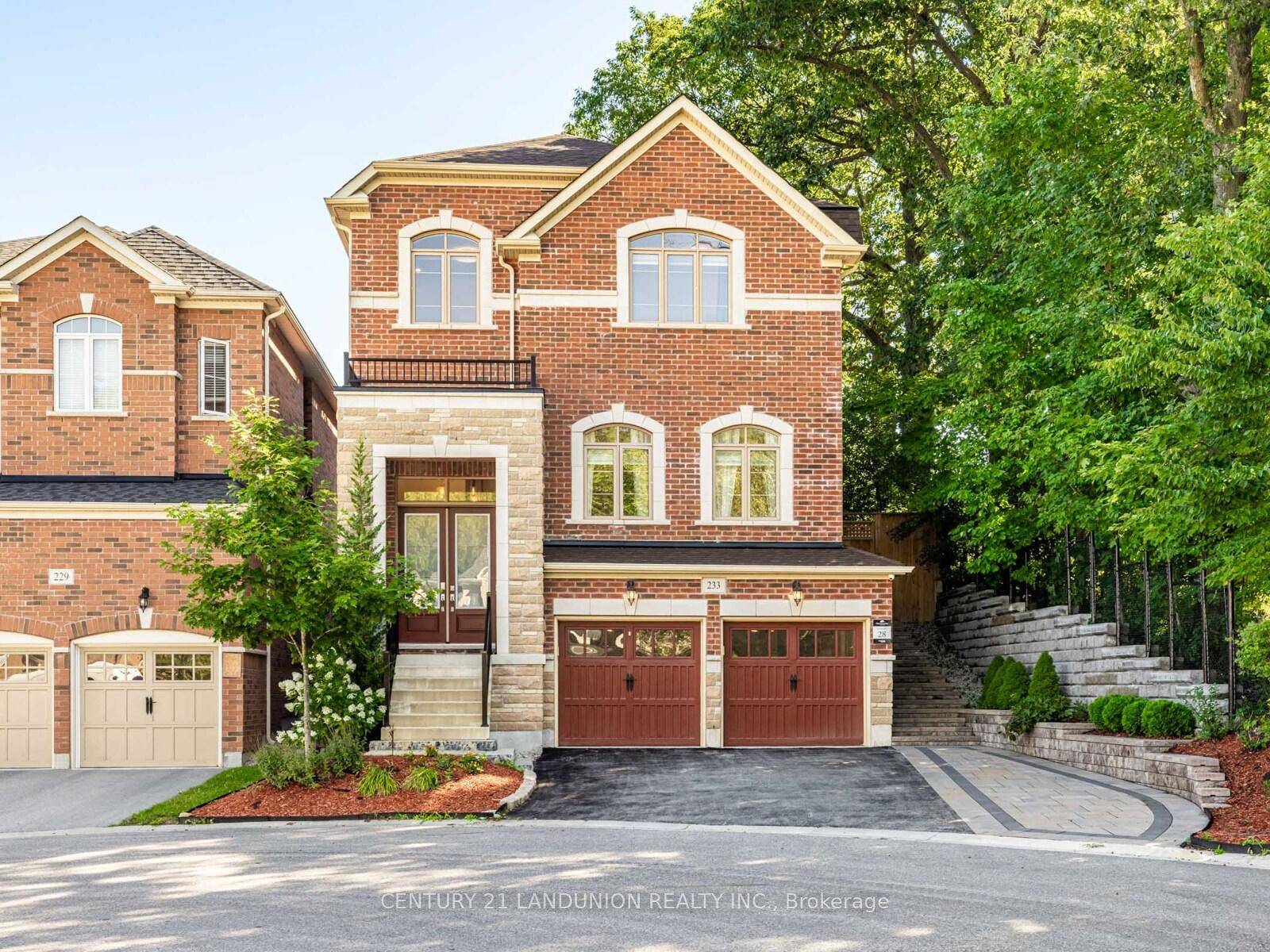 Beautiful Modern Sun Filled Family Home Surrounded By Nature In The Aurora Estate Neighborhood.