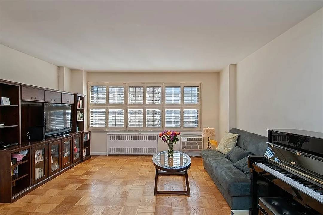 It's my pleasure to present this large, sun filled 1 Bed at 185 West End Avenue, part of Lincoln Towers.