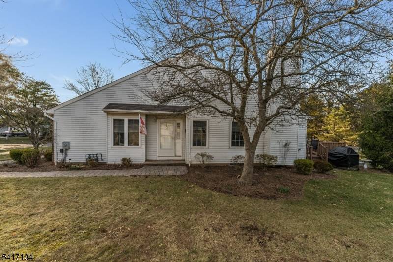 Looking for a convenient one floor lifestyle ?