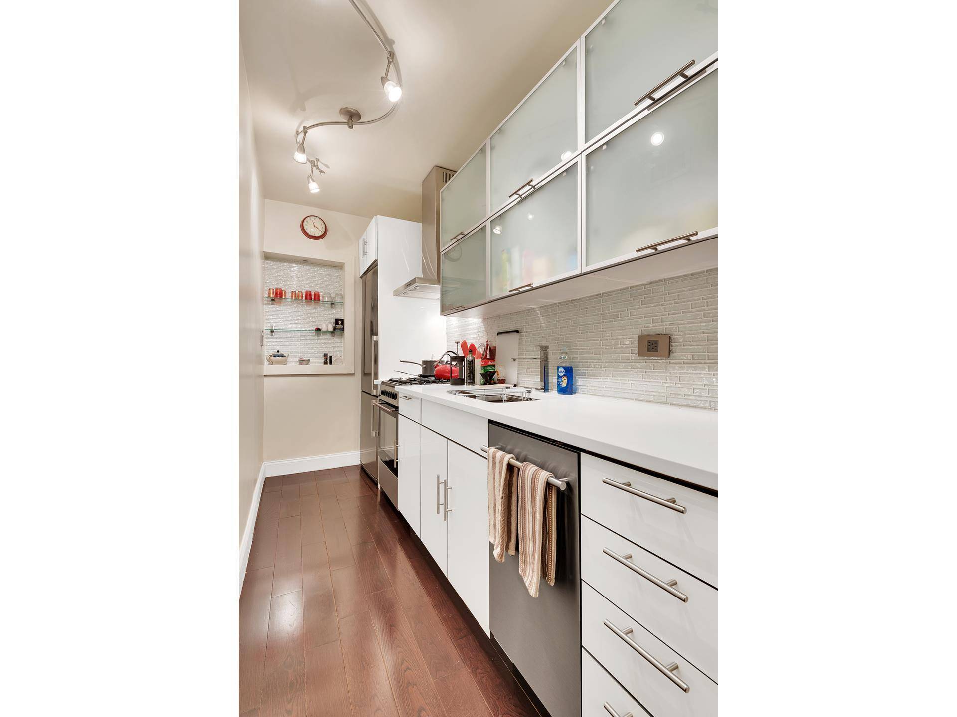 Welcome to this state of the art 1 bedroom residence located in a prestigious full service doorman building on the corner of 94th Street and Madison Avenue.
