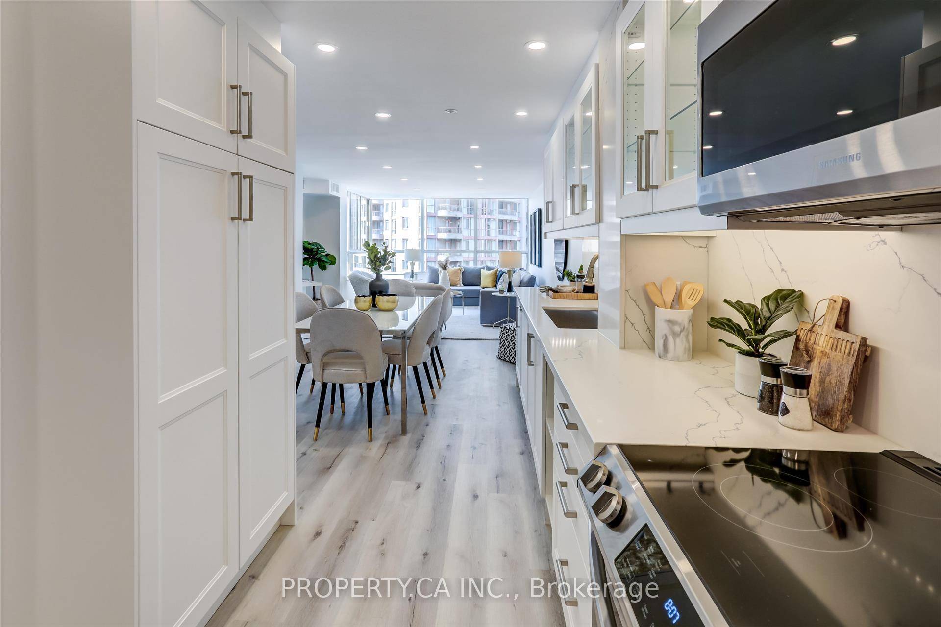 Live at the centre of it all in this beautifully renovated 2 bedroom, 2 bathroom at The Liberties.