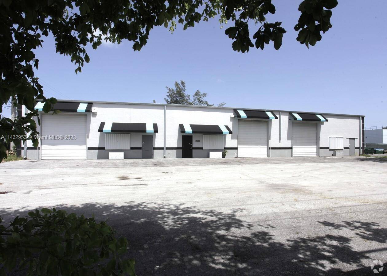 Boasting a generous 10, 080 sq ft of total space, the warehouse features 3 large bays, one of which is a beautiful showroom.