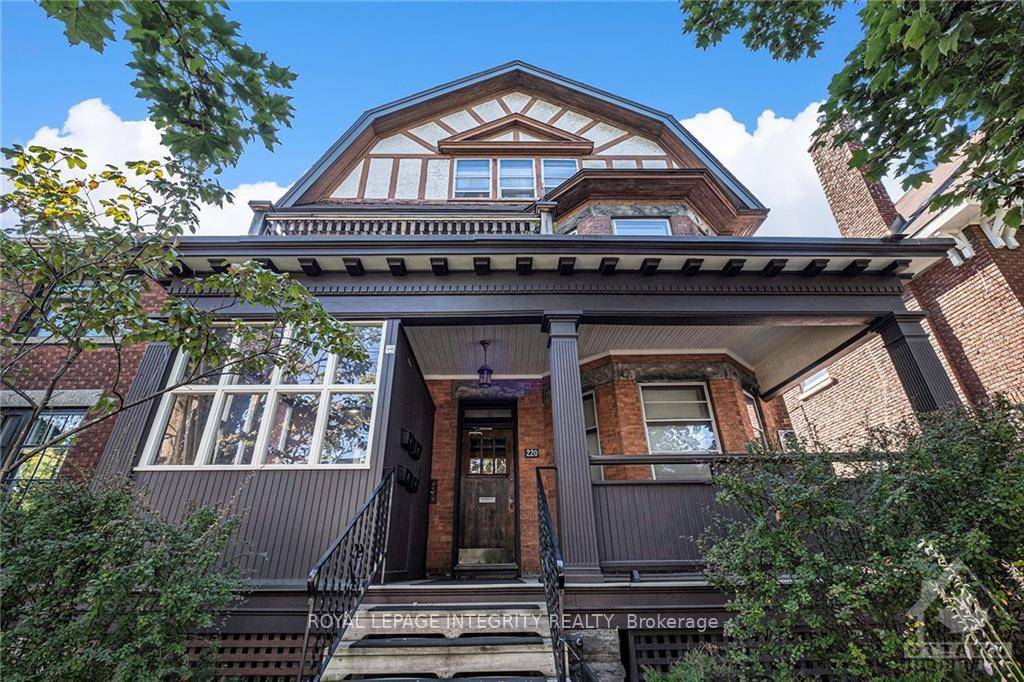 Welcome to this elegant third floor apartment, perfectly located just steps from the city center with effortless access to public transit.