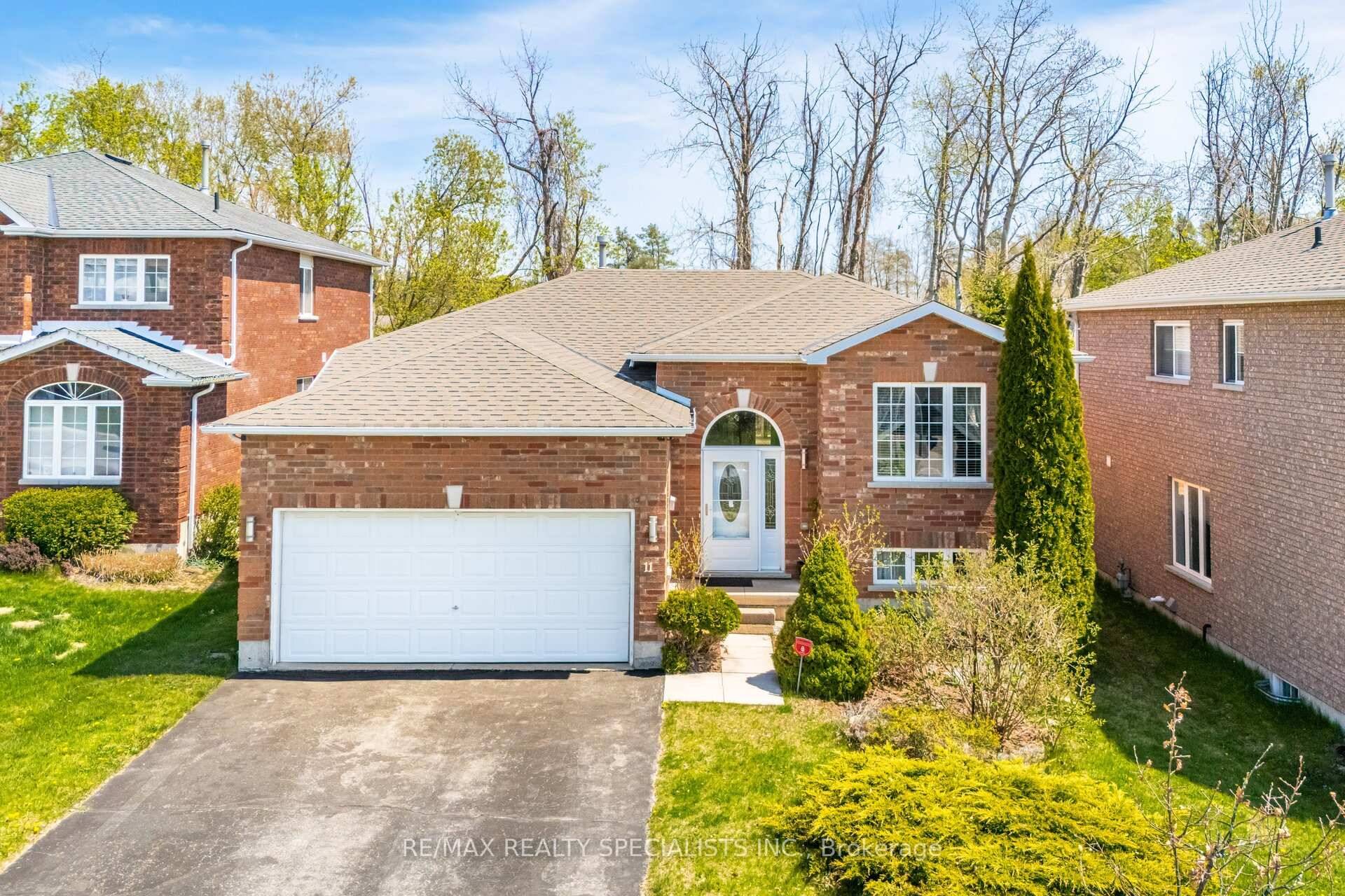 Welcome to this beautifully kept raised bungalow over 2400 sq ft of total living space Backyard privacy with no neighbours to the rear with a deck overlooking full lush green ...