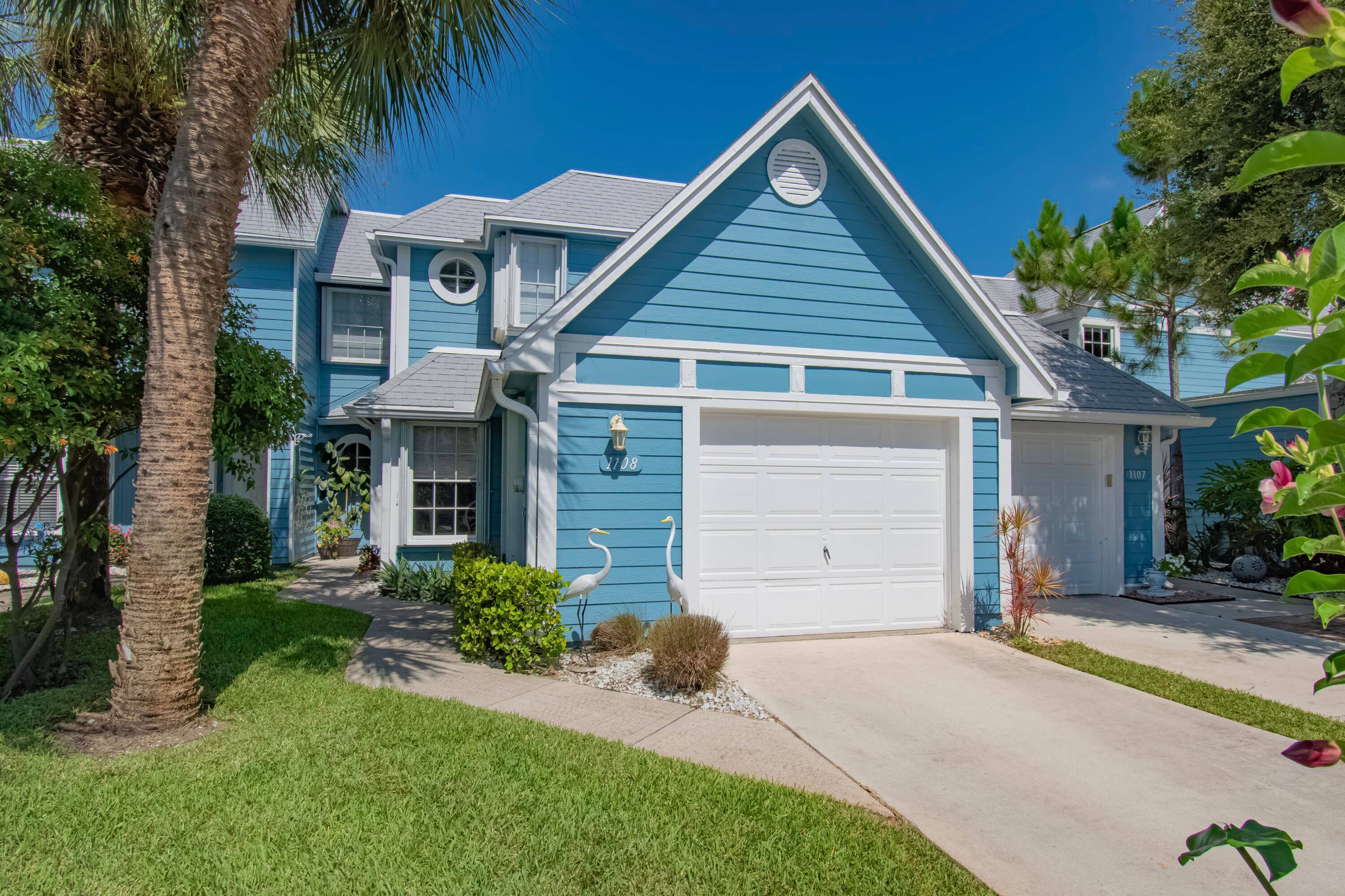 Walking distance to the beach !