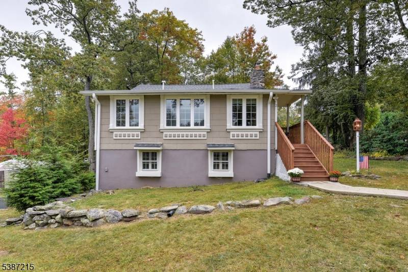 Lake Lifestyle at Upper Greenwood Lake Full of Charm, Character Potential !