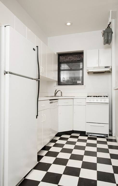 Available by July 9th ! Broker fee applies.