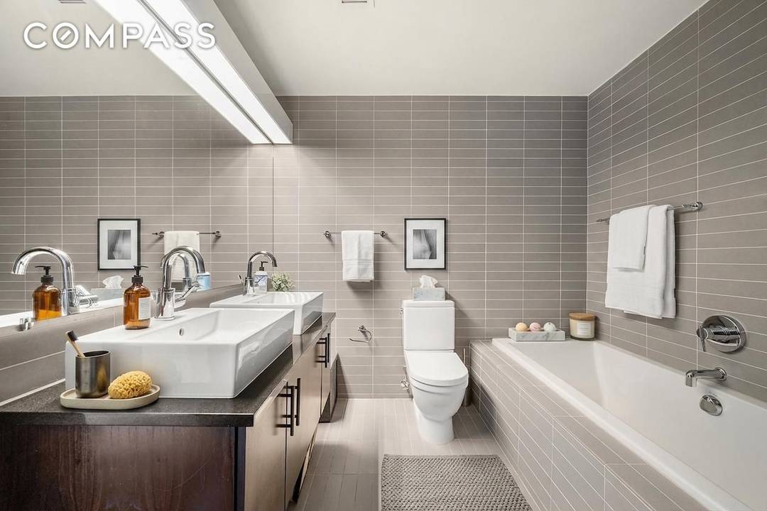 Welcome to Residence 2706 at 150 Myrtle Avenue an elevated 2 bedroom, 2 bathroom home offering refined modern living in the vibrant core of Downtown Brooklyn.