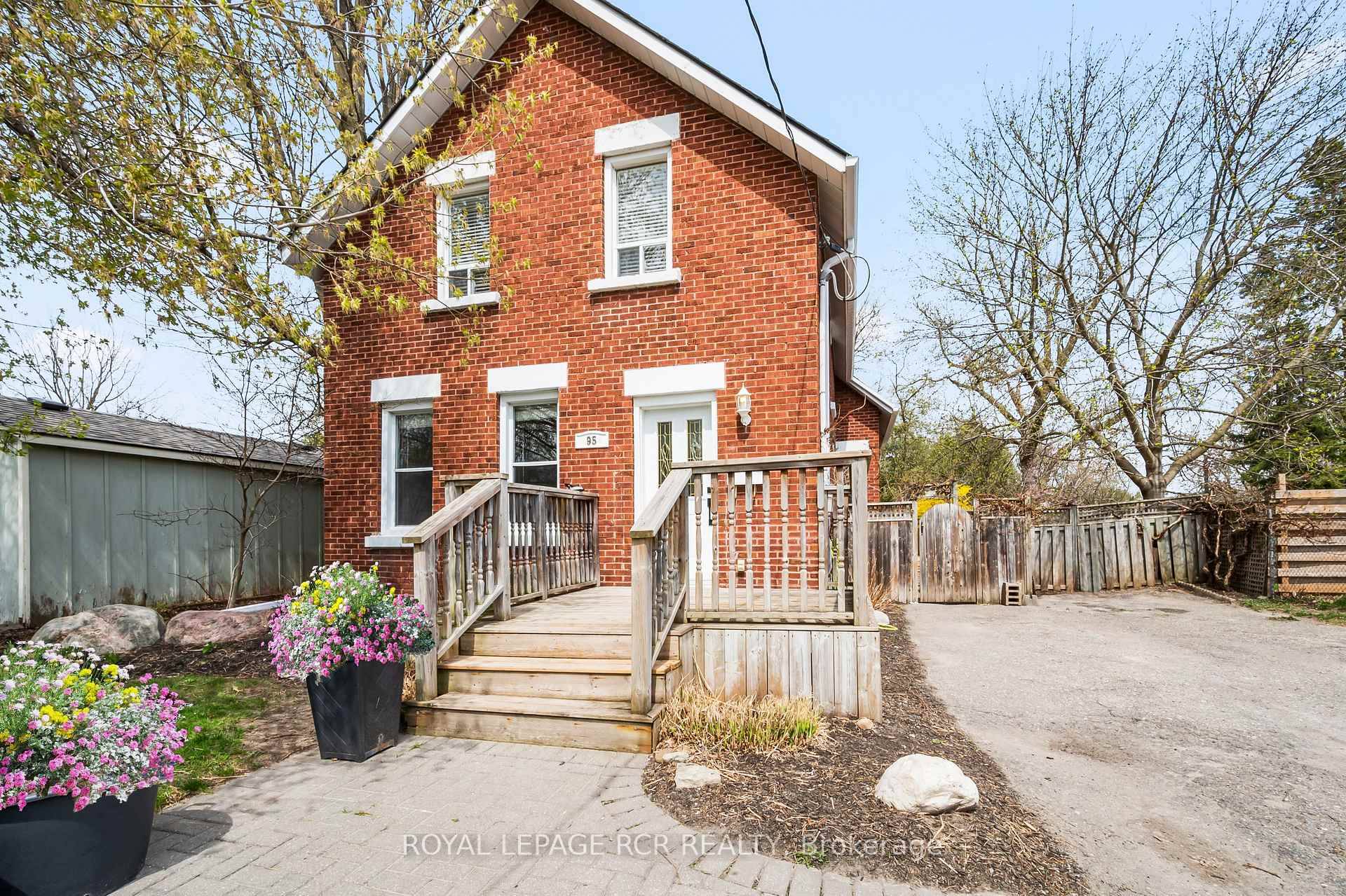 This newly renovated 2 bedroom upper level unit in a charming century home offers the perfect blend of heritage charm and modern comfort all just a short stroll to Orangeville's ...