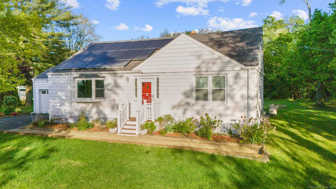 Welcome to your dream home nestled in one of North Haven's best neighborhoods !