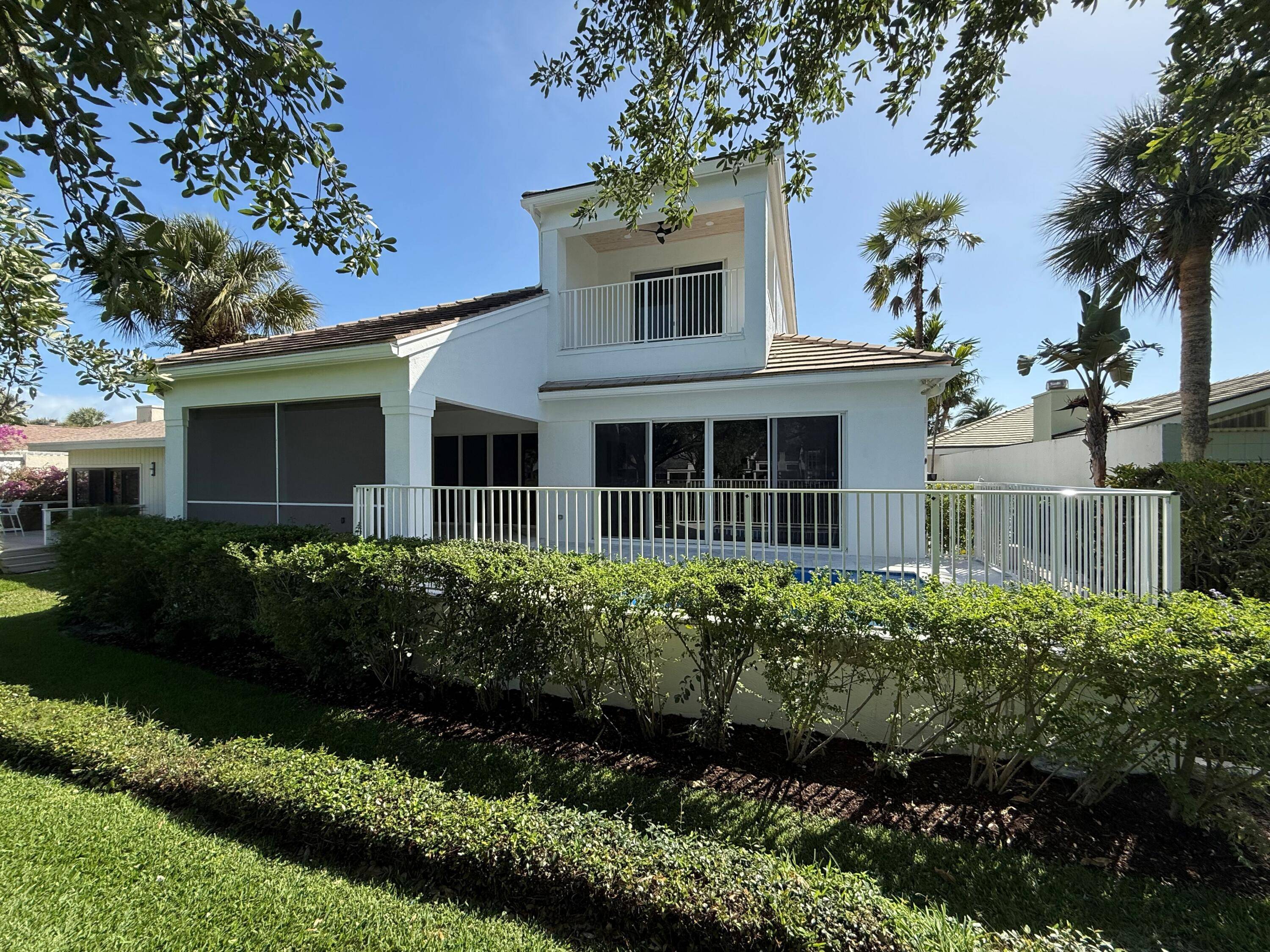 BEAUTIFULLY REDESIGNED AND REMODELED DIRECT GOLF COURSE SINGLE FAMILY HOME IN BAYTOWNE OF JONATHAN'S LANDING.