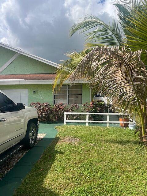 THIS CHARMING HOUSE AWAITS THE BUYER WHICH LOCATED NORTH LAUDERDALE EXCELLENT LOCATION.