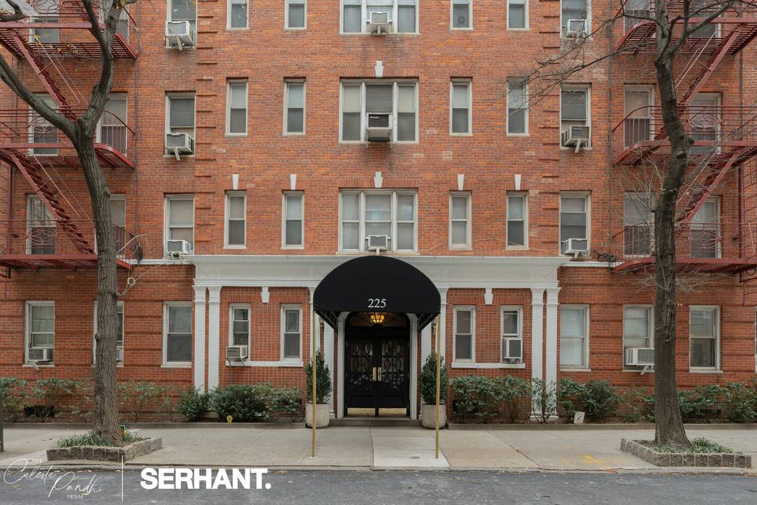 Located in Midtown East Turtle Bay, this medical professional co op space at The Winthrop offers a practical, well organized layout in a highly accessible Manhattan location.