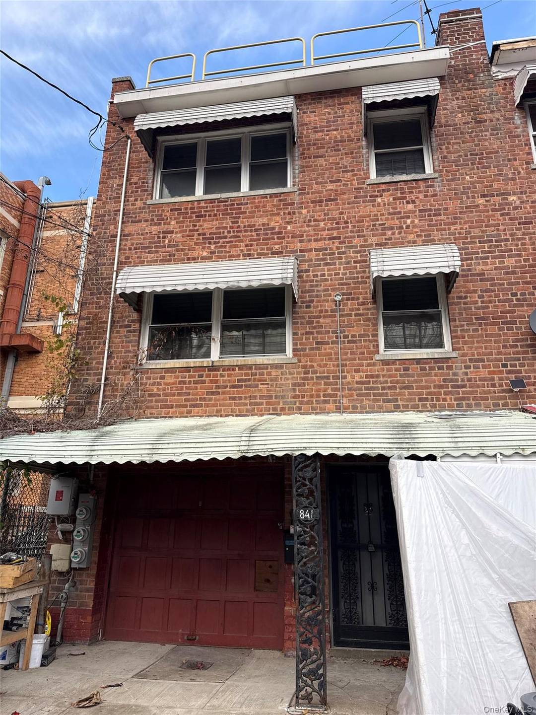 FULLY RENOVATED 3 BEDROOM 1 BATHROOM APARTMENT