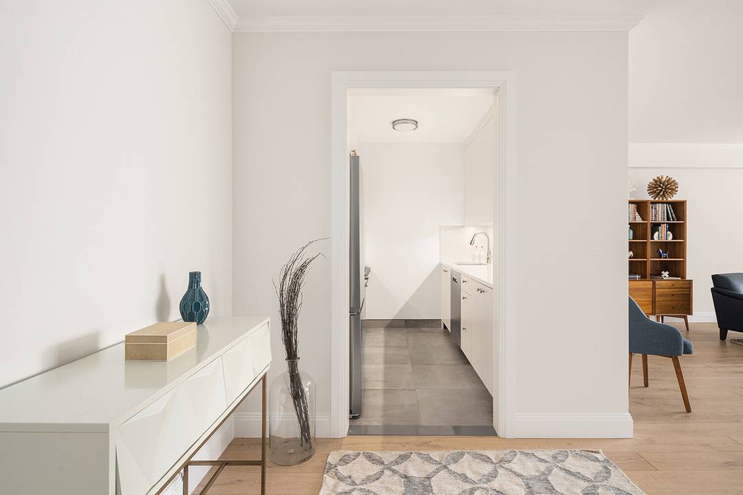 Mint Renovated One Bedroom Sponsor Unit An inviting entrance foyer leads you to the light filled, oversized living room with triple north facing windows overlooking landscaped townhouse rooftops along East ...