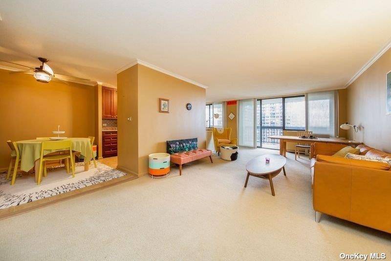 Luxury the largest Jr. 4 on High floor with double size Terrace ; Magnificent Manhattan View and bridge view ; Updated Kitchen and Bathroom ; High end appliances, Jacuzzi bathtub, ...
