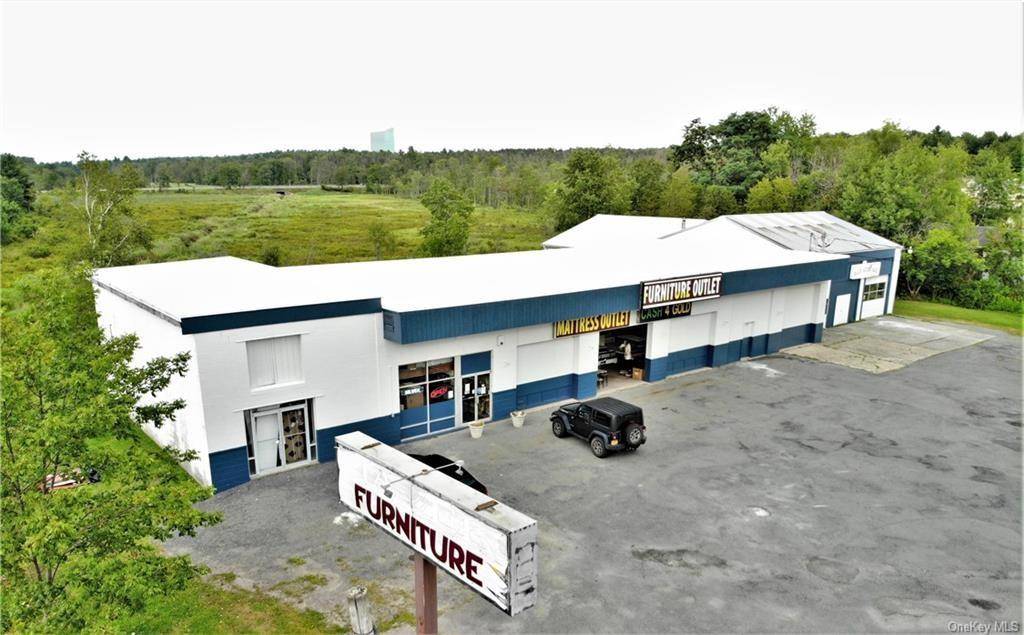 Lots of space with tons of parking in a busy area of Monticello, this offering is in an awesome location !
