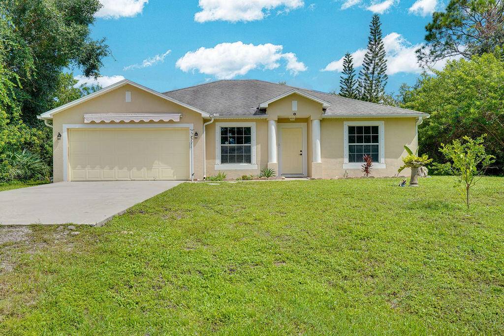 This 3 bedroom, 2 bath home in Vero Lake Estates offers plenty of room to spread out and enjoy a laid back lifestyle.