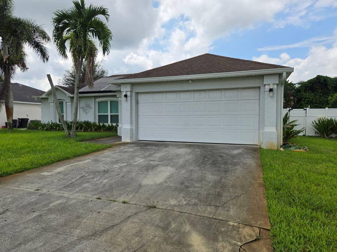 Port St. Lucie Single Family home with Fenced Yard and Pool !