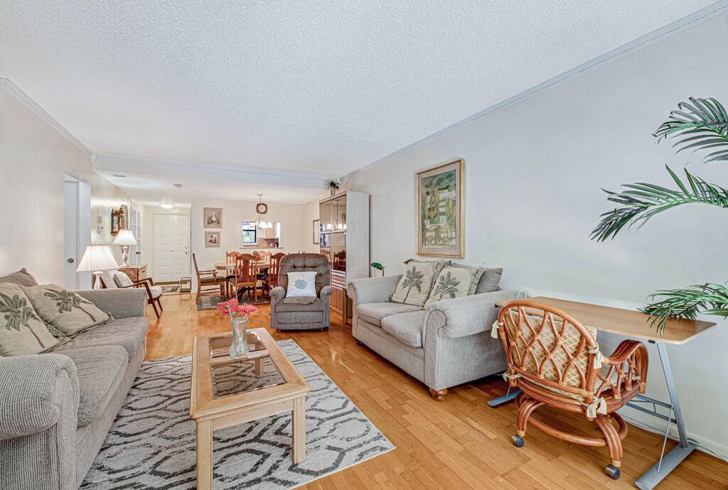 BEAUTIFUL UNIT WITH CONVENIENT FLOOR PLAN.